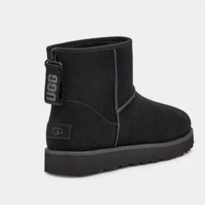UGG W Classic Mini Logo Zip (Size 6)